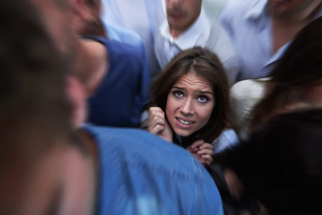 Femme qui à peur à cause de sa phobie