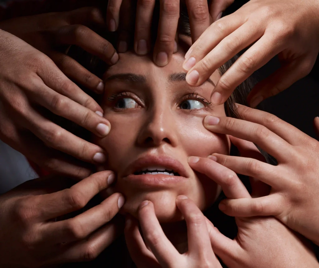 Femme qui a une attaque de panique à cause de sa phobie. Hypnose phobie, la solution pour résoudre le problème de peur intense.