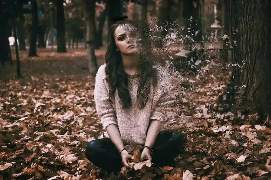 Femme qui se dissout à cause de l'anxiété. Hypnose anxiété et stress à Marseille, la solution